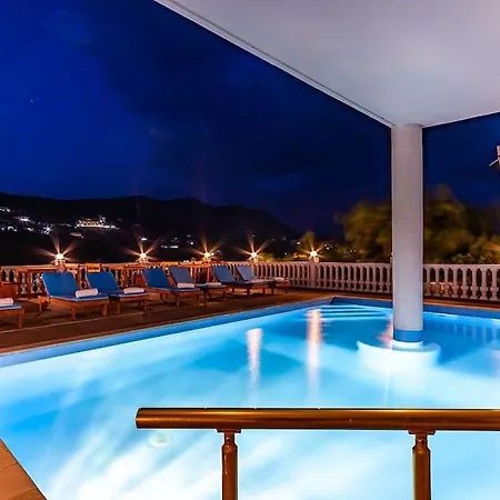 Ap 9 - Front Pool, Kitchen & Parking - Goro Apartment