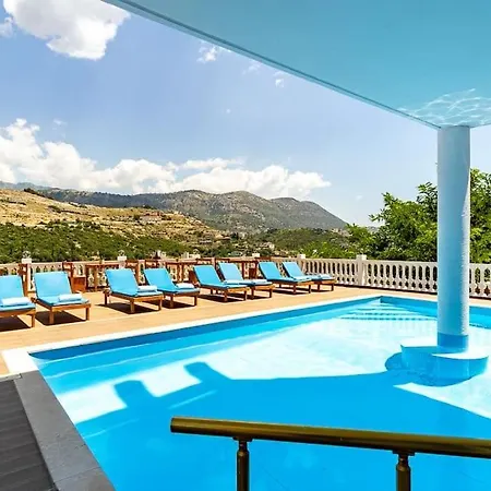 Ap 9 - Front Pool, Kitchen & Parking - Goro