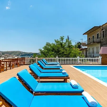 Ap 9 - Front Pool, Kitchen & Parking - Goro Apartment