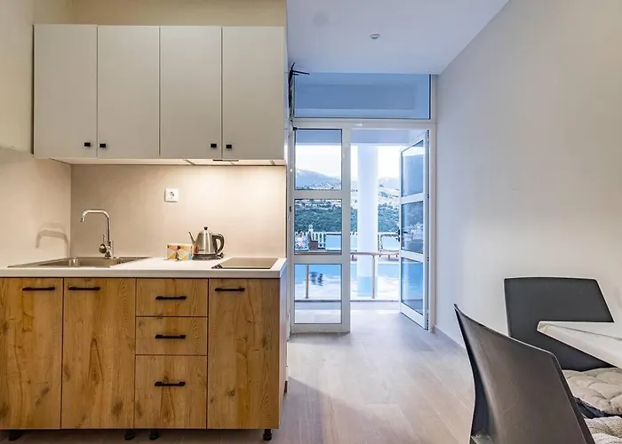 Ap 9 - Front Pool, Kitchen & Parking - Goro *