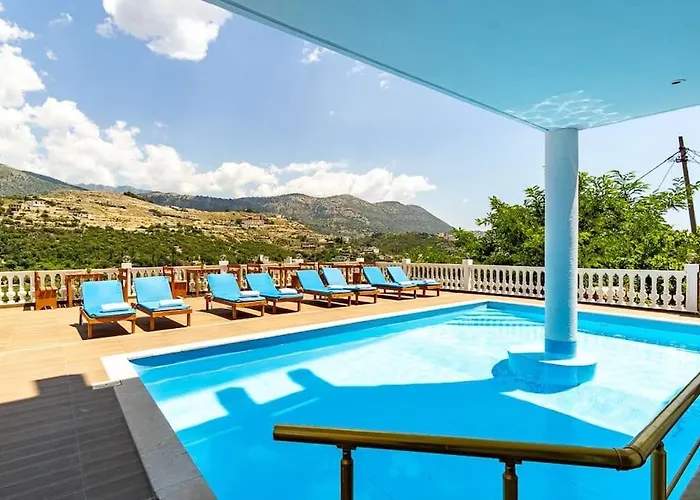 Ap 9 - Front Pool, Kitchen & Parking - Goro