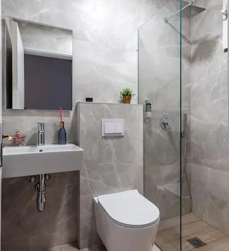 Ap 9 - Front Pool, Kitchen & Parking - Goro Apartament