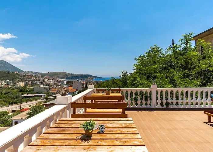 Ap 9 - Front Pool, Kitchen & Parking - Goro